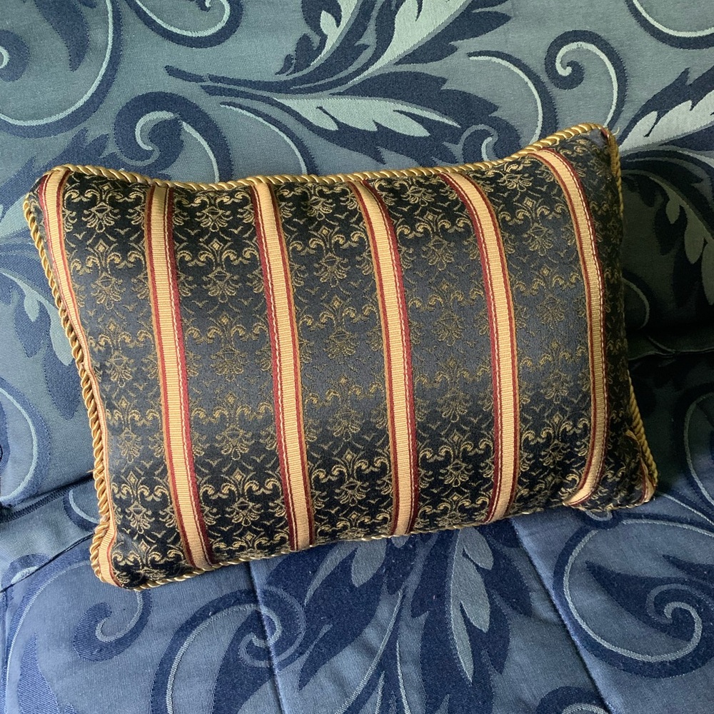 2 Matching Decorative Pillows - Picture 5 of 5